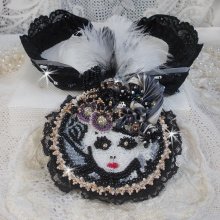 Collier pendentif Féerie Black avec un beau chapeau en soie et perles.